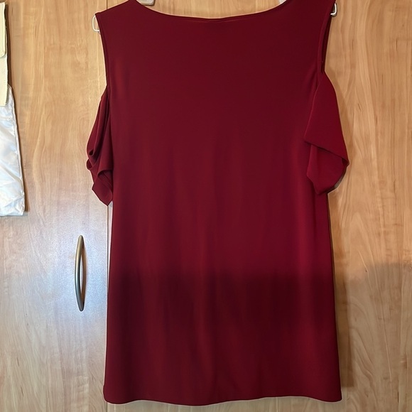 TORRID‎ Burgundy Cold Shoulder Knit Wrap Top - Picture 3 of 5